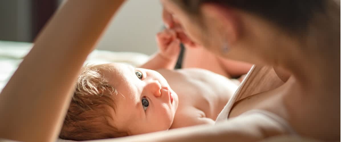Mutter mit Baby im Wochenbett