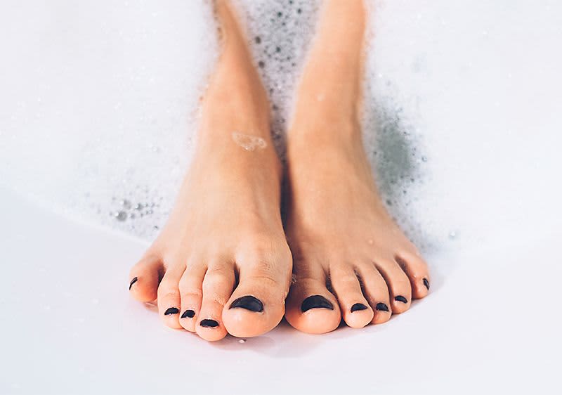 Füße in der Badewanne