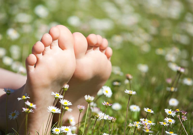 Füße in der Blumenwiese