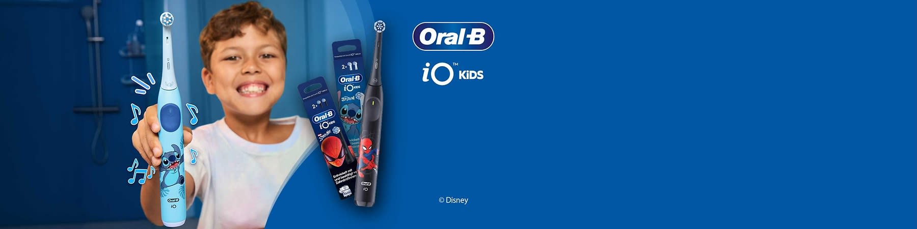 Ein Kind hält eine hellblaue elektrische Kinderzahnbürste mit blauen Motivaufklebern, rechts daneben zwei Verpackungen für Oral‑B iO Kids Zahnbürsten (für Alter 2–11) sowie eine schwarze elektrische Kinderzahnbürste mit Spider‑Man‑Motiv, im oberen rechten Bereich das Logo „Oral‑B iO Kids“ auf blauem Hintergrund, unten rechts das Copyright‑Zeichen „© Disney“
