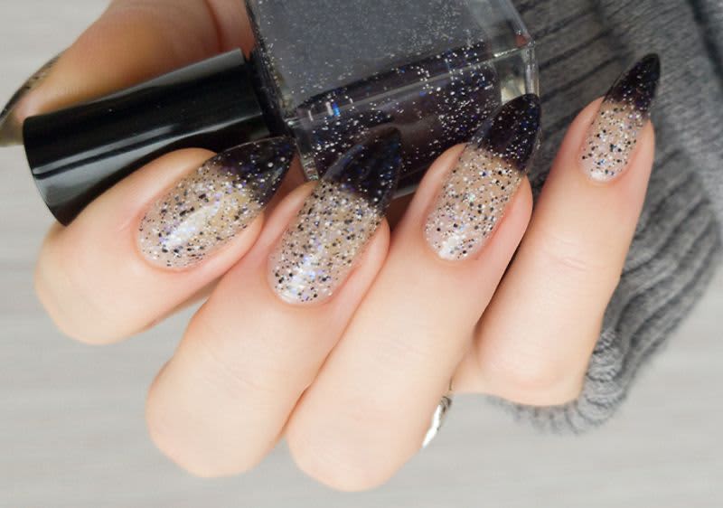 Ombre-Glitter auf den Fingern