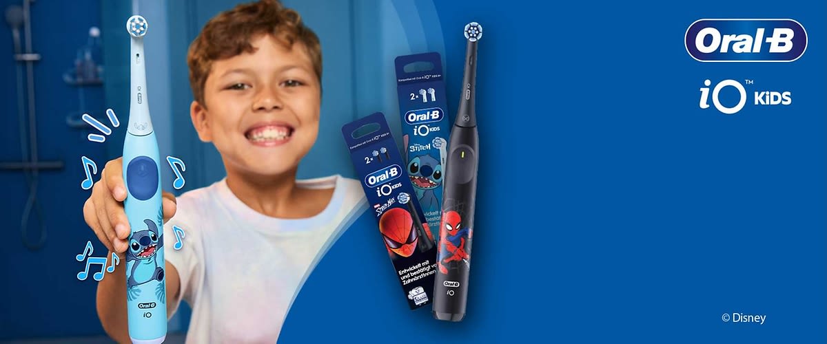 Ein lächelnder Junge hält eine hellblaue elektrische Kinderzahnbürste mit Stitch-Motiv, daneben zwei verpackte Oral‑B iO Kids Zahnbürsten in dunkler Ausführung mit Spider‑Man-Motiv und das Oral‑B iO Kids Logo auf blauem Hintergrund