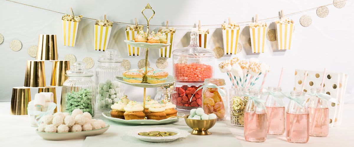 Dekorierter Tisch mit Süßigkeiten, Gebäck und Getränken für die Babyparty