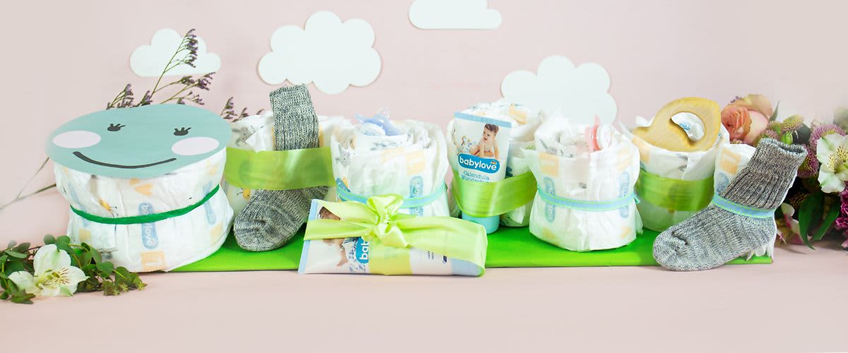 Selbst gemachte Windelraupe mit Geschenken für Baby und Mutter