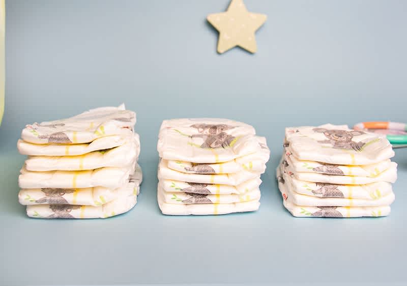 Windeln auf drei Stapeln sortiert