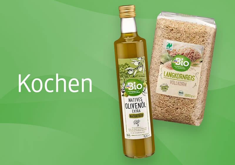 Eine Flasche natives Olivenöl extra mit Bio-Siegel und eine Packung Bio-Langkornreis Vollkorn auf grünem Hintergrund, daneben der weiße Schriftzug „Kochen“
