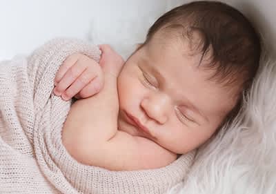 Neugeborenes Baby in eine Decke gehüllt