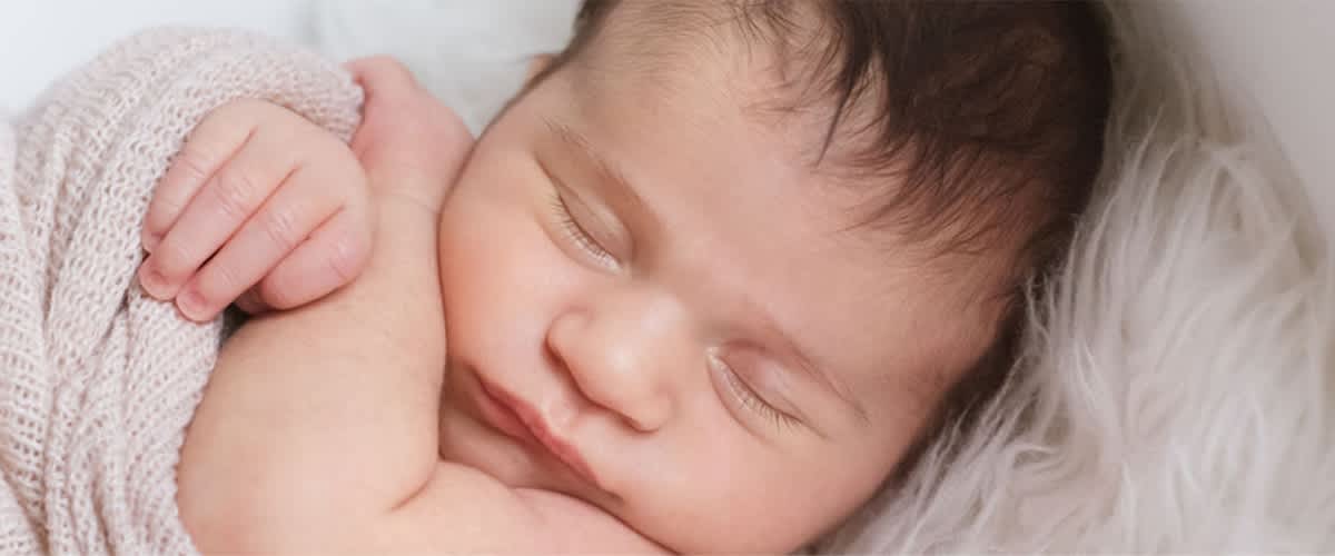 Neugeborenes Baby in eine Decke gehüllt