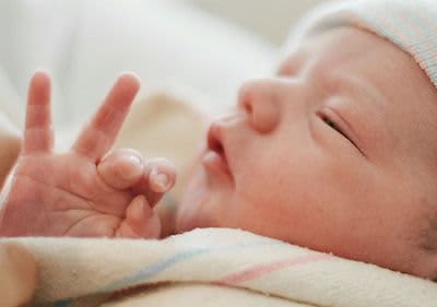 Neugeborenes von der Seite fotografiert