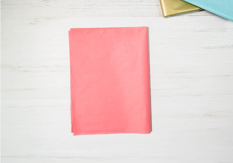 Seidenpapier zusammengefaltet liegt auf dem Tisch