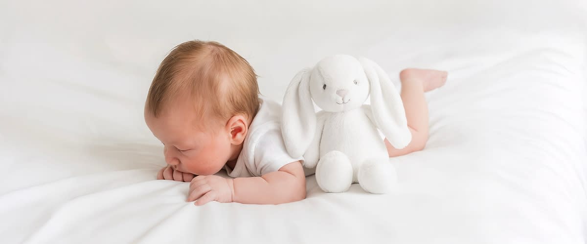 Baby im dritten Monat schaut munter in die Welt.. Bild mithilfe von KI erstellt