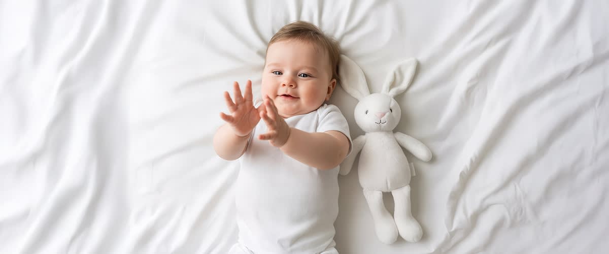 6 Monate altes Baby mit weißem Body. Bild mithilfe von KI erstellt