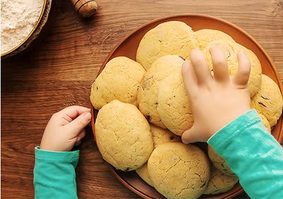 Kind greift nach Keksen