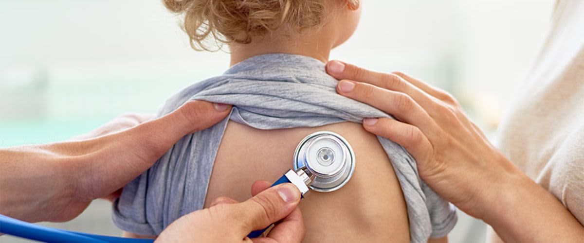 Kind wird vom Arzt abgehört: Liegt eine Kinderkrankheit vor?