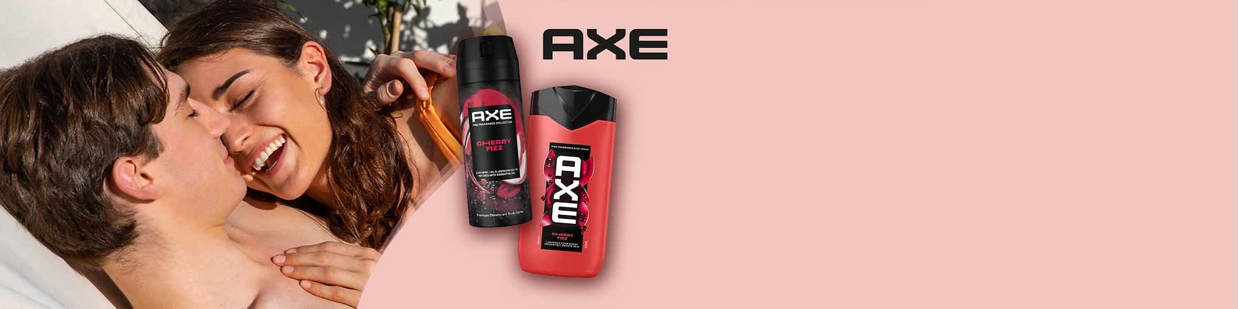 Pärchen liegt in Hängematte, Mann und Frau dicht beieinander; rechts zwei rote AXE-Produkte mit Aufschrift „AXE“ und „Cherry Pizz“ auf rosa Hintergrund, oben rechts Logo „AXE“