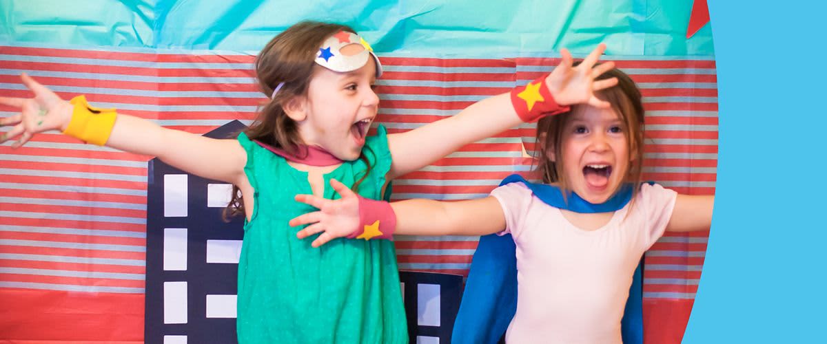 Zwei verkleidete Kinder spielen freuen sich
