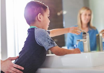 Kleiner Junge wäscht Hände