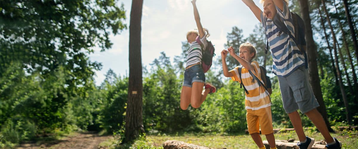 Springende Kinder im Wald
