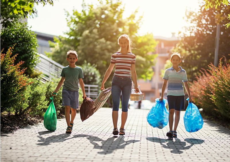 Kinder beim Müll wegbringen