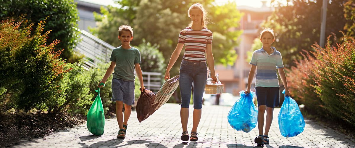 Kinder beim Müll wegbringen