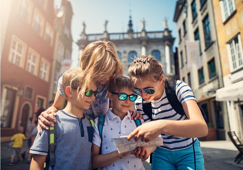 Familie beim Sightseeing