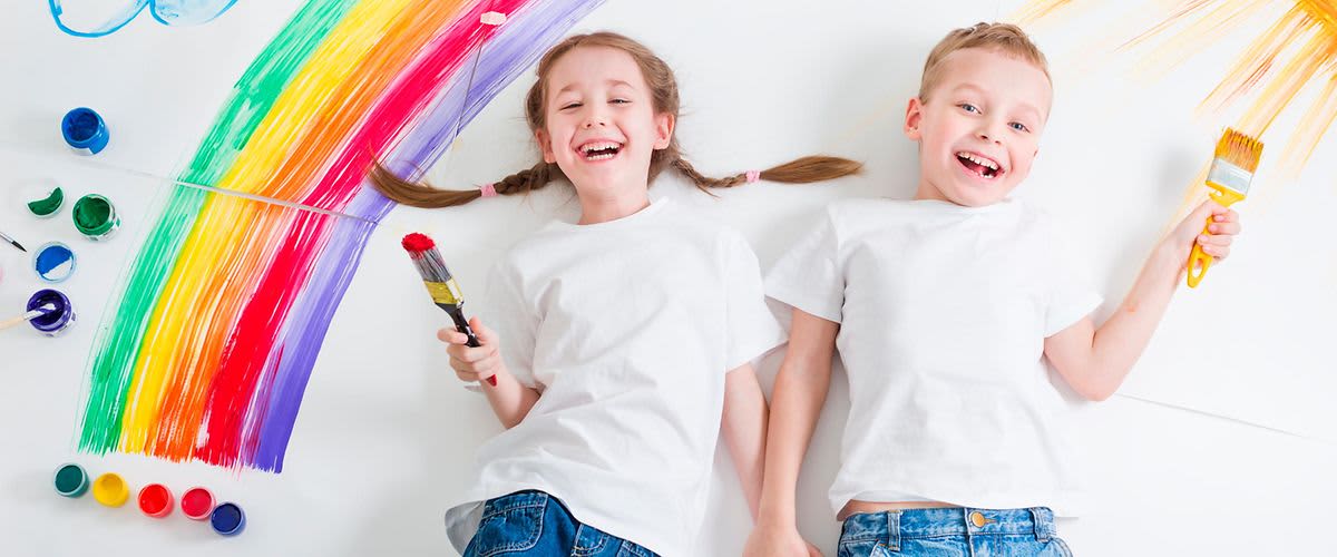 Gemalter Regenbogen aus Fingerfarben