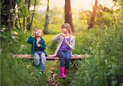 Kinder pusten Seifenblasen