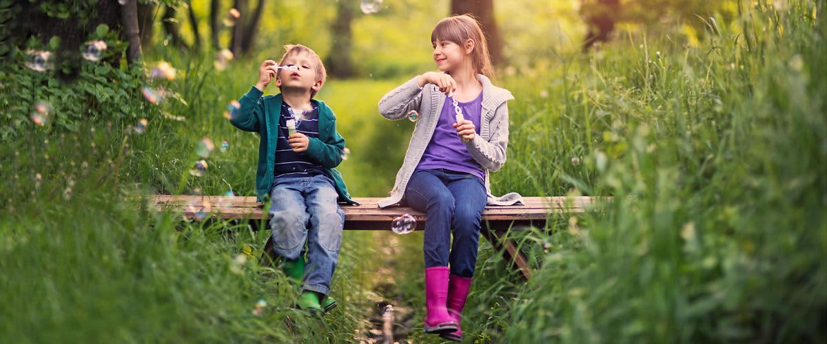 Kinder pusten Seifenblasen