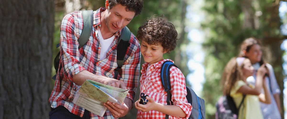 Familie beim Wandern im Wald