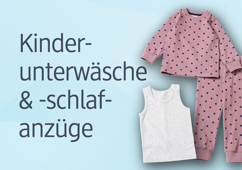 Ein rosa Kinder-Schlafanzug mit Herzmuster neben einem weißen Unterhemd auf einem hellblauen Hintergrund. Links steht der Text „Kinderunterwäsche & -schlafanzüge“