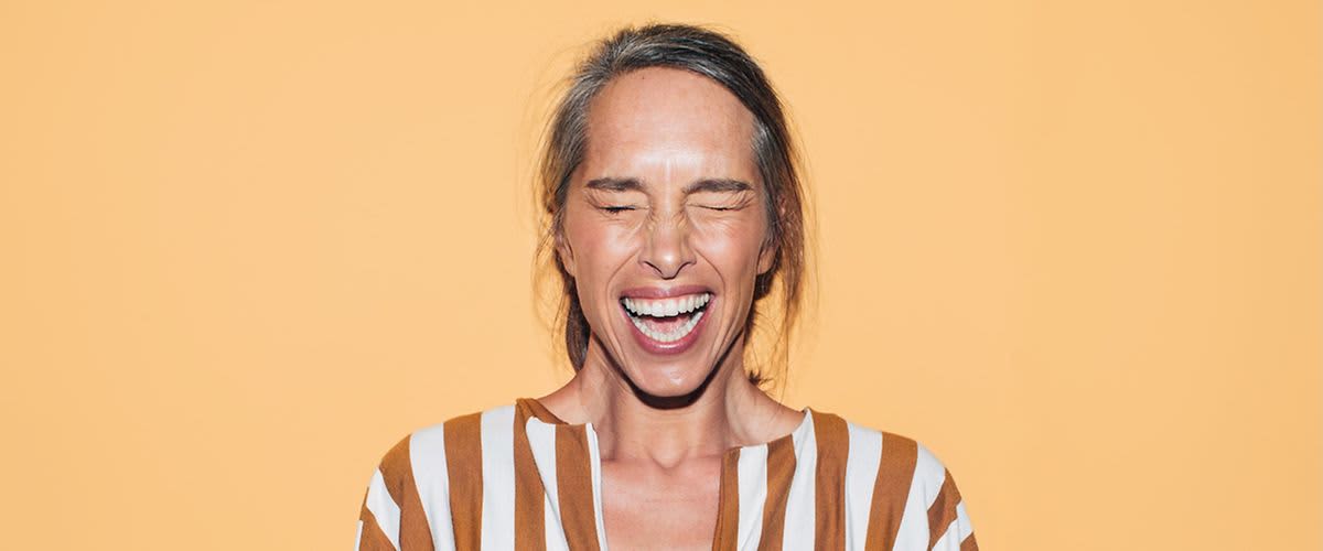 Frau mit gestreiftem Hemd vor gelbem Hintergrund