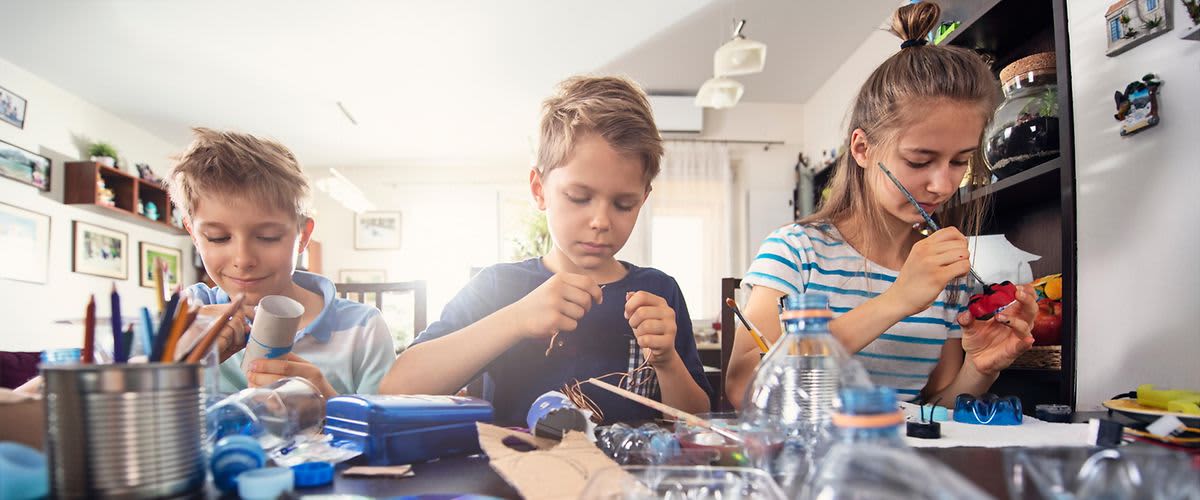 Kinder basteln in der Küche