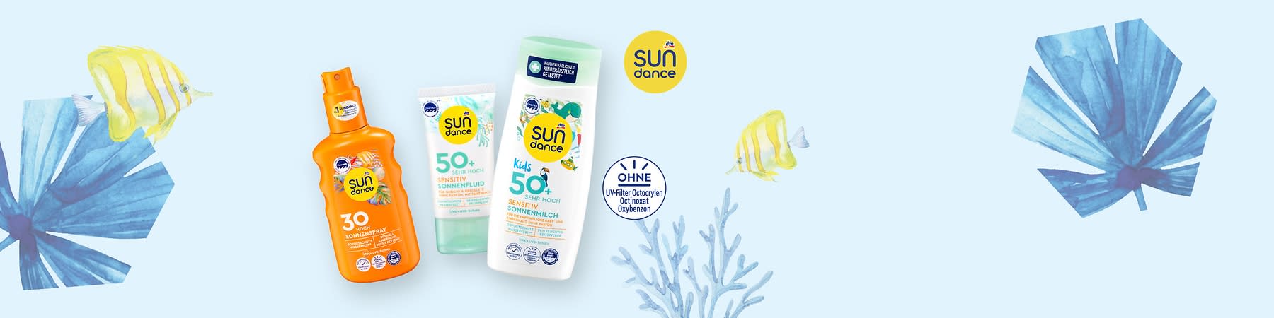 Drei Sonnenpflegeprodukte der Marke Sundance sind abgebildet: links eine orangefarbene Flasche mit der Aufschrift "30 Mittel Sonnenpray" und einem Bild von einer Sonne und einem Strand, in der Mitte eine weiße Tube mit der Aufschrift "50+ Sehr Hoch Sensitiv Sonnenfluid" und rechts eine große weiße Flasche mit der Aufschrift "Kids 50+ Sehr Hoch Sensitiv Sonnenmilch", 