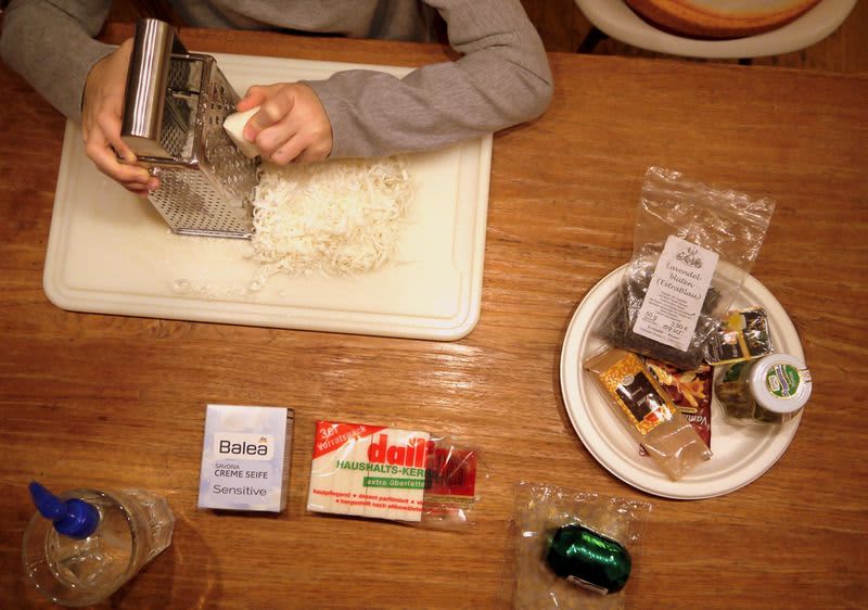 Seife mit einer Küchenreibe raspeln