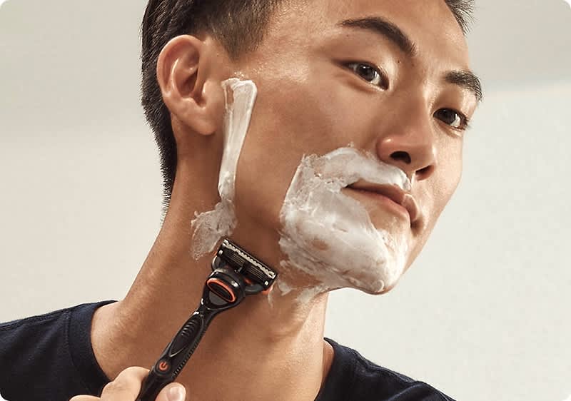 Die Komfort-Formel des Gillette Fusion5 Rasiergels beruhigt die Haut und hilft, die Haut während der Rasur zu schützen.