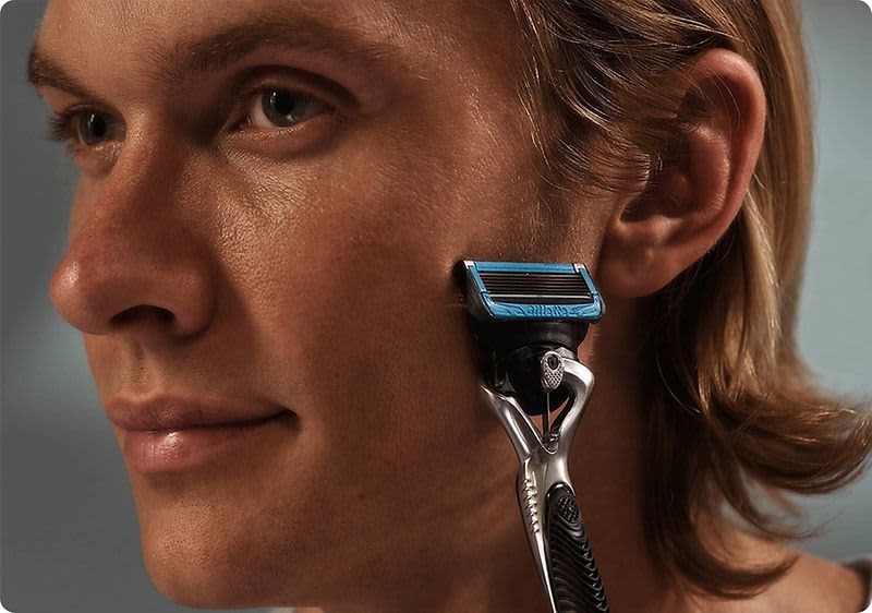 Auf der Rückseite des Gillette ProShield Chill Rasierers befindet sich ein Präzisionstrimmer für schwer erreichbare Stellen.