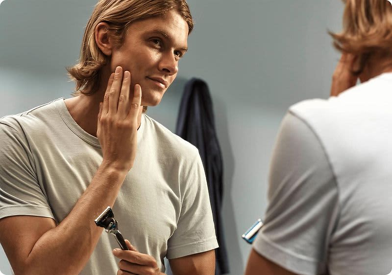 Der ProShield Chill Rasierer von Gillette arbeitet mit einer Kühl-Technologie für ein erfrischendes Gefühl nach der Rasur.