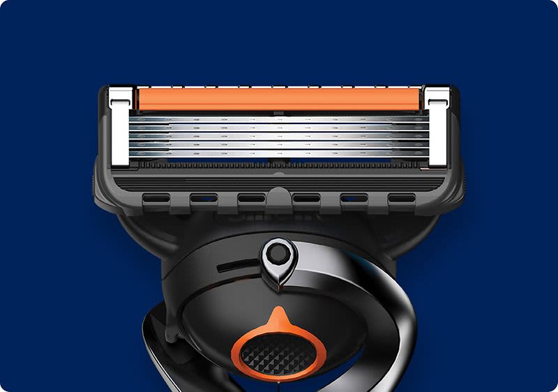 Der Feuchtigkeitsstreifen des Gillette ProGlide Rasierers hilft, die Haut vor Irritationen zu schützen