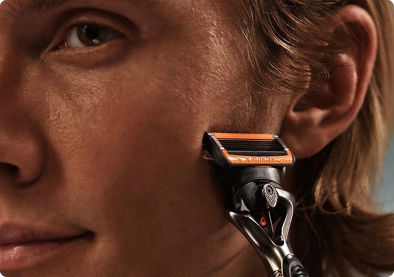 Auf der Rückseite des Gillette ProGlide Rasierers befindet sich ein Präzisionstrimmer für schwer erreichbare Stellen.