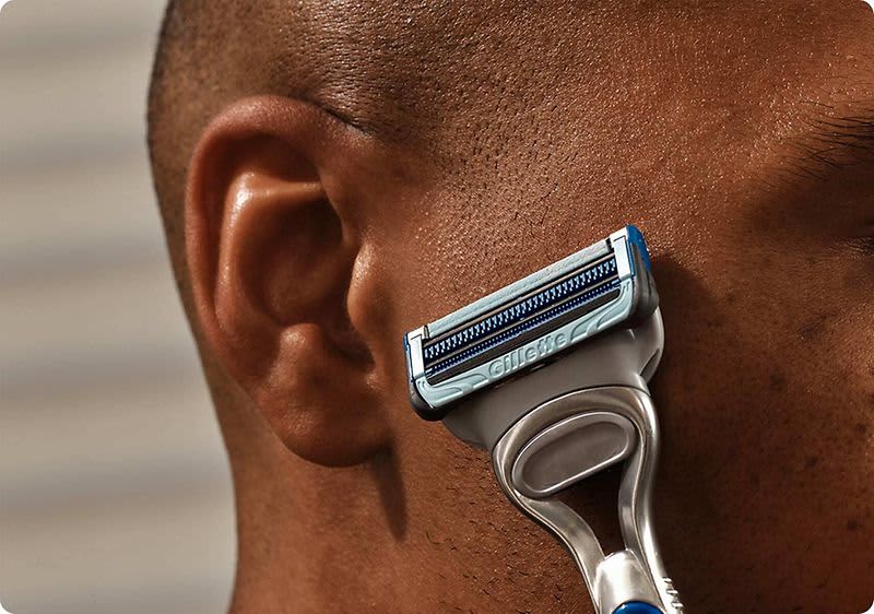 Der Präzisionstrimmer des Gillette SkinGuard Rasierers kommt auch an schwer erreichbare Stellen.