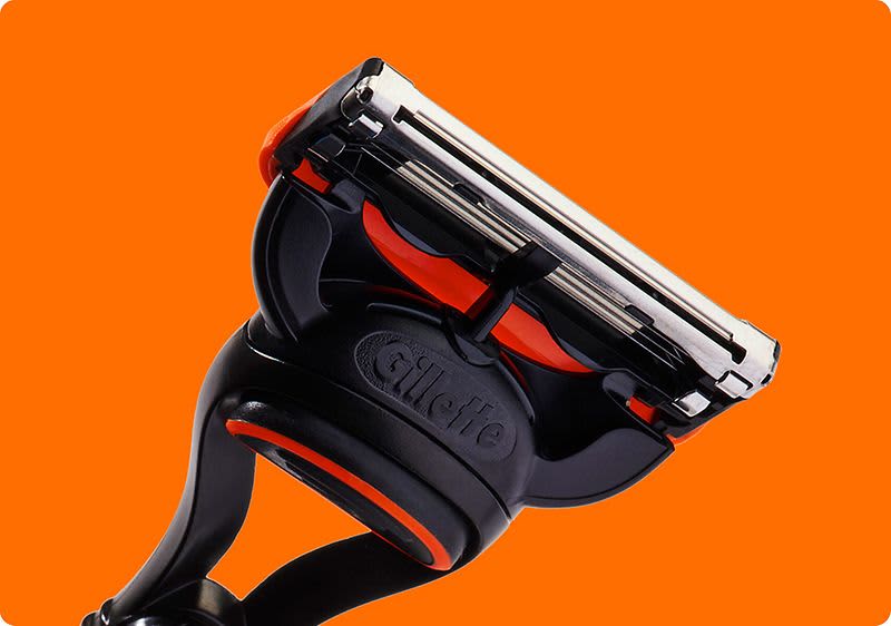 Der Feuchtigkeitsstreifen des Gillette ProGlide Rasierers hilft, die Haut vor Irritationen zu schützen