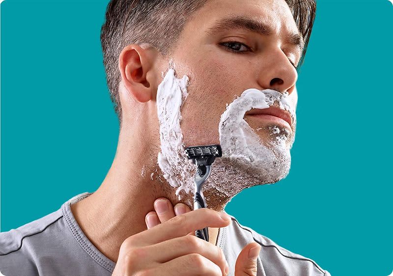 Jeder Gillette Mach3 Rasierer hat drei Klingen für eine klassische glatte Rasur.