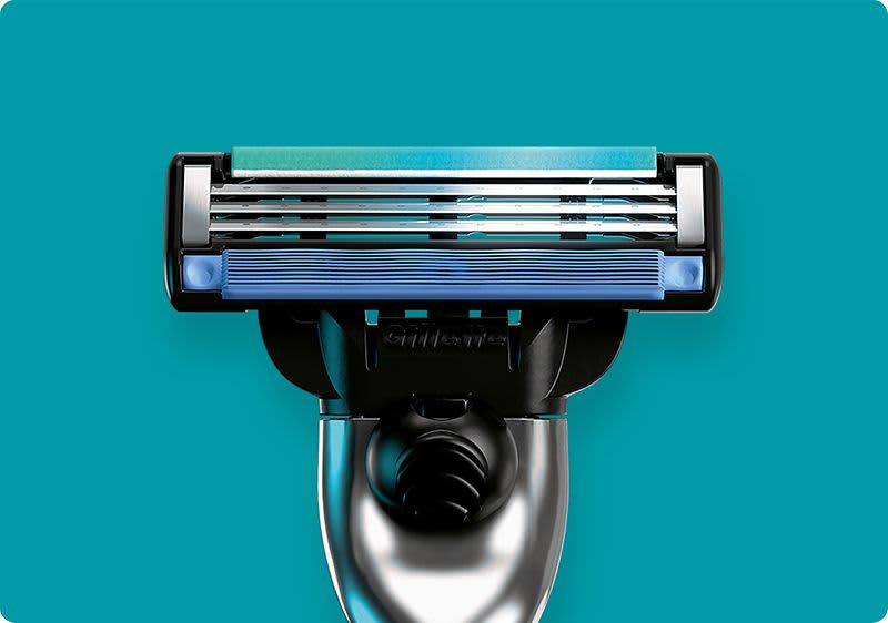 Der ergiebige Feuchtigkeitsstreifen des Gillette Mach3 Rasierers hilft, die Haut vor Irritationen zu schützen.