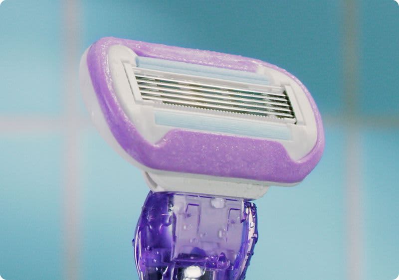 Das wasseraktivierte Feuchtigkeitsband des Deluxe Rasierers von Gillette Venus hilft, Schnittwunden vorzubeugen.