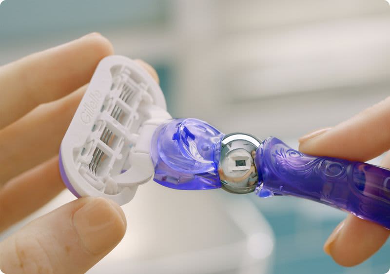 Das Handstück des Gillette Venus Deluxe Rasierers mit Flexiball erreicht praktisch jedes Haar.