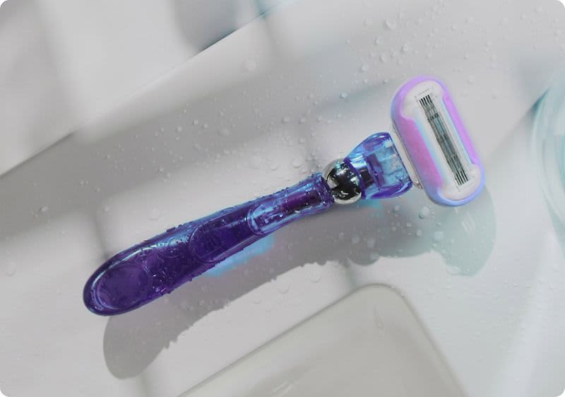 Der ergonomische Griff des Gillette Venus Deluxe Rasierers sorgt für eine gute Kontrolle.