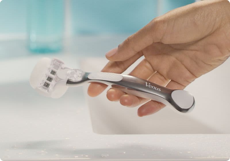 Das langlebige Metallhandstück der Gillette Venus Comfortglide Rasierer sichert Dir mehr Kontrolle und Beauty im Badezimmer.