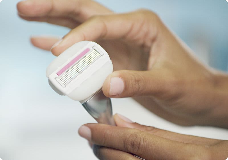Gillette Venus Comfortglide Rasierer: Flexible Gelkissen schützen die Haut vor Schnittwunden und Irritationen.