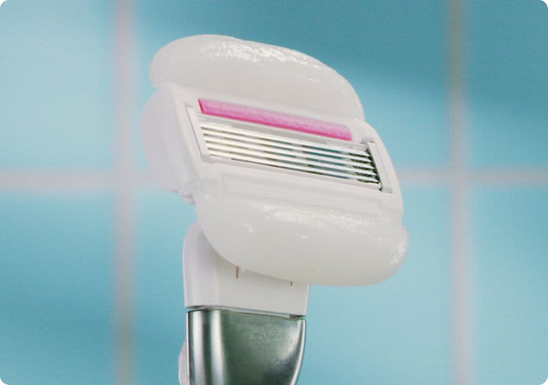 Die Olay Gelkissen in den Gillette Venus Comfortglide Rasierern speichern Feuchtigkeit und beugen trockener Haut vor.