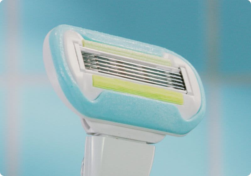 Dank Feuchtigkeitsband rasierst Du mit den Gillette Venus Smooth Rasierern sanft und reibungslos gründlich.